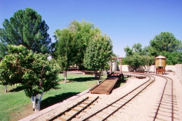 Turntable lead trestle