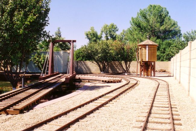 Turntable lead trestle